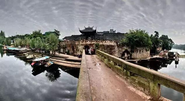 救援年轻女歌手